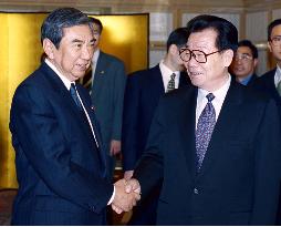 Li meets with Kono